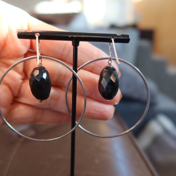 Black onyx and sterling silver large front facing hoops earrings by Dana Reed - Picture 4 of 13